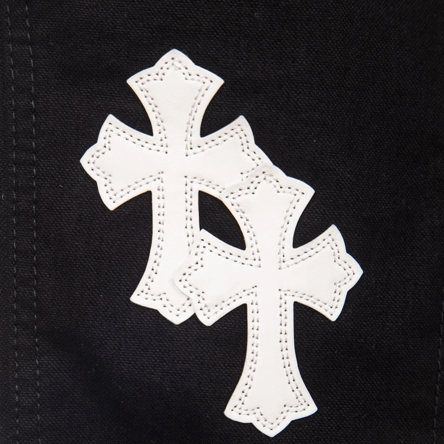 P260 Chrome Hearts co-branded Carhartt zipper leather jeans, priced at 16W+, patchwork cross pattern embellishment, high-waisted washed jeans! ! Absolutely high-end luxury products, 8W+ level god-level single products, super popular products, made with top heavy industry, a magic weapon that cannot be missed. About Kroxin This is an extremely luxurious fashion brand, which can also be called the nobles of the high street. It has always been an exclusive brand for some hipsters or the rich second generation. Compared with ordinary high streets, it is more luxurious and noble. Compared with luxury brands, it has a more fashionable personality and has always been a brand that I have a special liking for. Style number: 1772# Size: 28 30 32 34 36